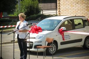 Direktorica ZD Ribnica, Lidija Šmalc, dr. med., ob prevzemu novih patronažnih vozil